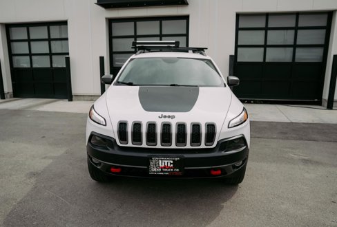 Used 2018 Jeep Cherokee Trailhawk image 2