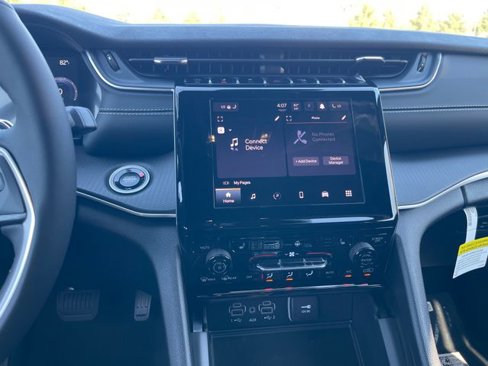 New 2025 Jeep Grand Cherokee Altitude image 19