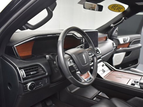 Used 2020 Lincoln Navigator Reserve w/ Luxury Package image 18