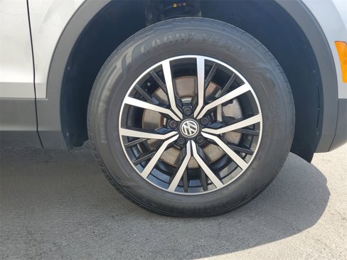 Used 2021 Volkswagen Tiguan SE image 5