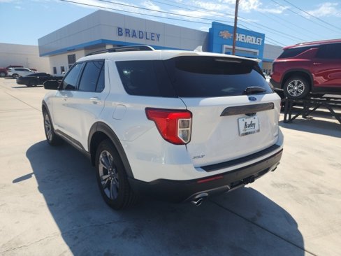Used 2022 Ford Explorer XLT w/ Equipment Group 202A image 6