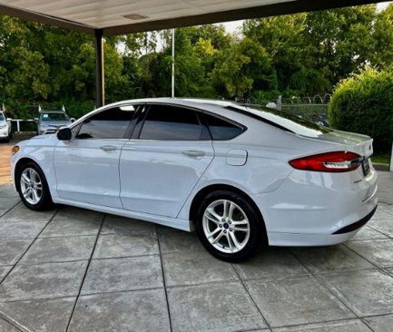 Used 2018 Ford Fusion SE w/ Fusion SE Technology Package image 2