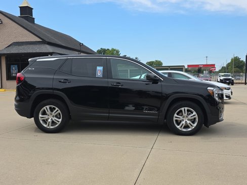 Used 2022 GMC Terrain SLE image 2