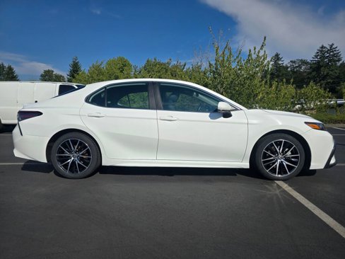 Used 2021 Toyota Camry SE image 3