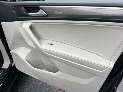 Used 2023 Volkswagen Tiguan SE R-Line image 15