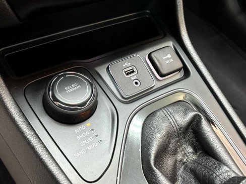 Used 2019 Jeep Cherokee Limited image 21