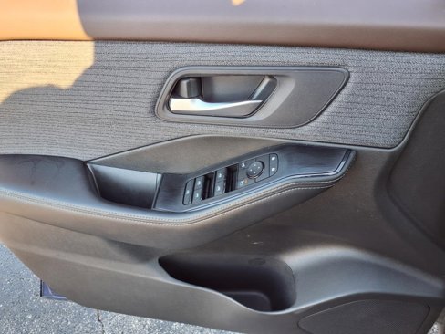 Used 2023 Nissan Rogue SV image 6