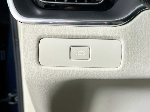 Used 2025 Volvo XC60 B5 Core w/ Protection Package Premier image 8