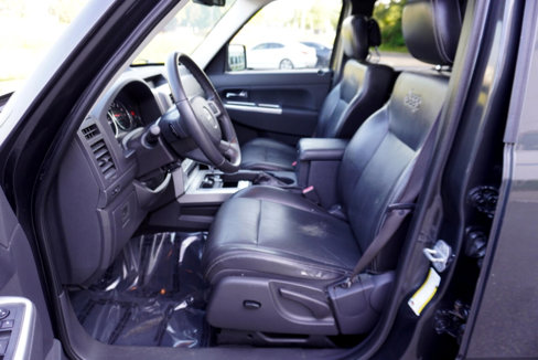 Used 2010 Jeep Liberty Limited w/ Tire & Wheel Group image 9