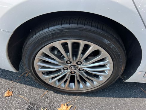 Used 2019 Toyota Avalon Limited image 18