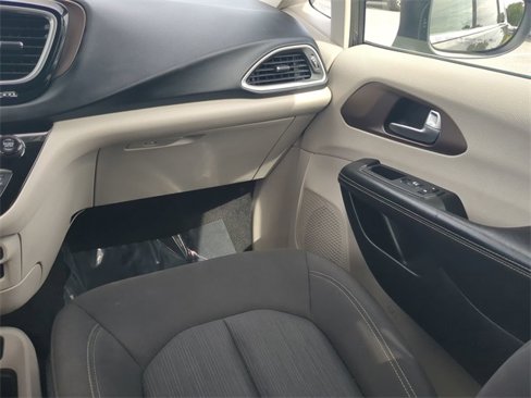 Used 2022 Chrysler Voyager LX image 17
