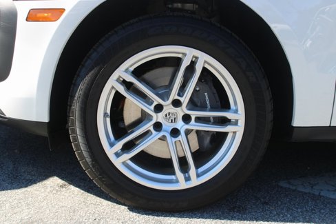 Certified 2024 Porsche Macan image 4