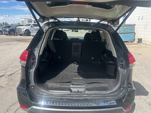Used 2018 Nissan Rogue SV w/ Premium Package image 12