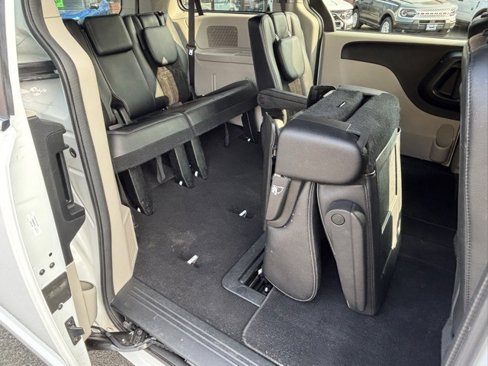 Used 2019 Dodge Grand Caravan SXT image 19