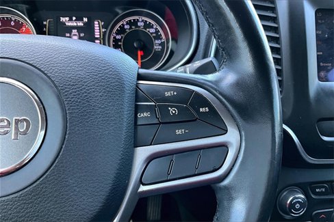Used 2019 Jeep Cherokee Latitude Plus w/ Comfort/Convenience Group image 11