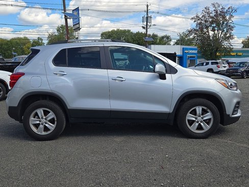 Used 2022 Chevrolet Trax LT w/ LT Convenience Package image 9