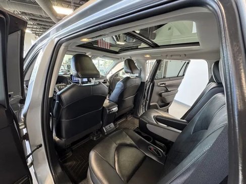 Used 2020 Toyota Highlander Platinum image 16
