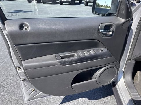 Used 2017 Jeep Patriot High Altitude image 9