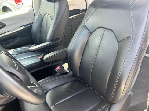 Used 2017 Chrysler Pacifica Touring-L image 14