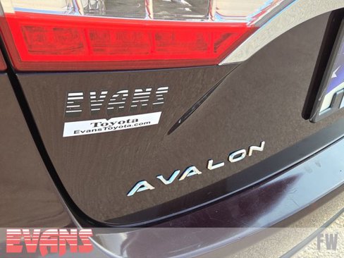 Used 2015 Toyota Avalon Limited image 4