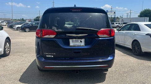 Used 2017 Chrysler Pacifica Touring-L w/ Tire & Wheel Group image 4