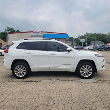 Used 2017 Jeep Cherokee Overland image 4