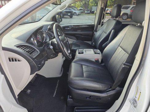 Used 2011 Chrysler Town & Country Touring-L image 12