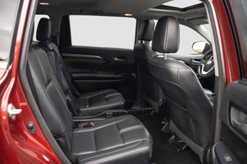 Used 2018 Toyota Highlander SE image 18