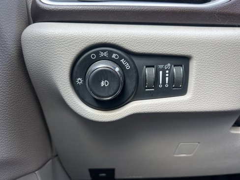 Certified 2018 Chrysler Pacifica Touring-L image 24