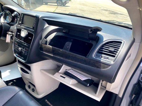 Used 2016 Chrysler Town & Country Touring image 15