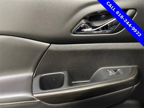 Used 2023 GMC Acadia SLT image 18