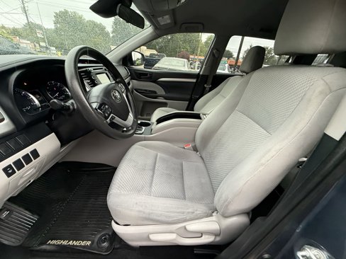Used 2019 Toyota Highlander LE image 16