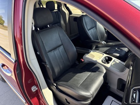 Used 2016 Chrysler Town & Country Touring-L image 21