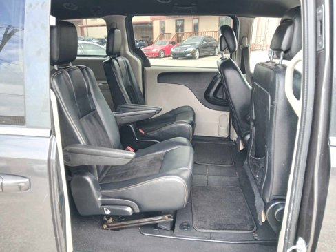 Used 2016 Dodge Grand Caravan SXT image 11