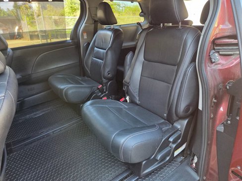 Used 2016 Toyota Sienna SE image 32