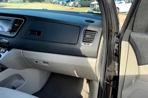 Used 2020 Kia Sedona LX image 16