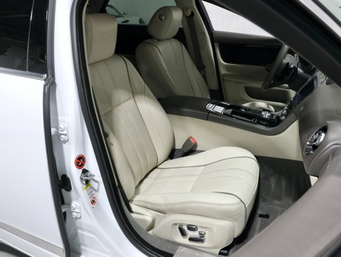 Used 2013 Jaguar XJ image 45
