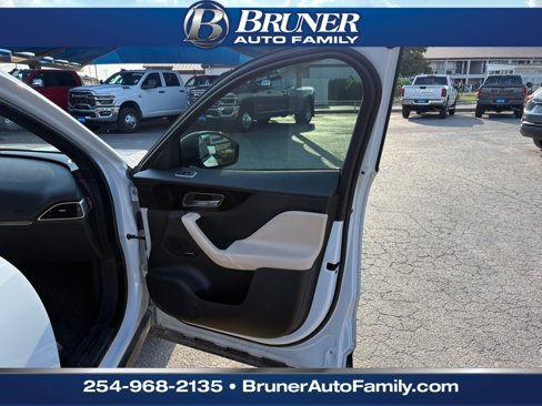 Used 2018 Jaguar F-PACE Premium image 8