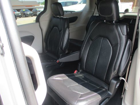 Used 2022 Chrysler Pacifica Touring-L image 17