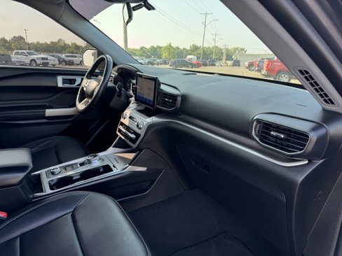 Used 2022 Ford Explorer XLT w/ Equipment Group 202A image 19