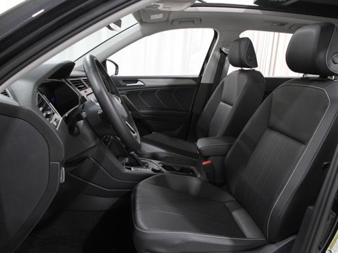 Used 2023 Volkswagen Tiguan SE w/ Panoramic Sunroof Package image 5