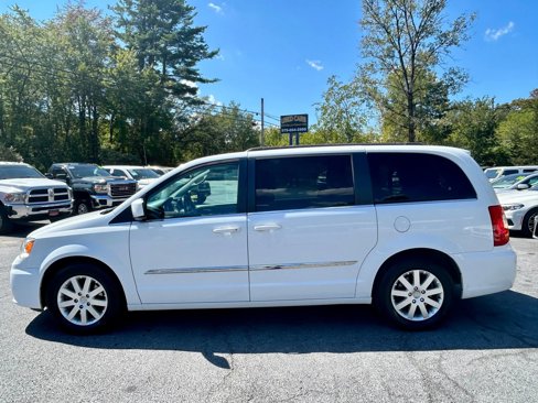 Used 2016 Chrysler Town & Country Touring image 5