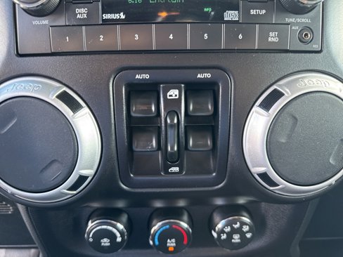 Used 2015 Jeep Wrangler Unlimited Sahara w/ Connectivity Group image 32