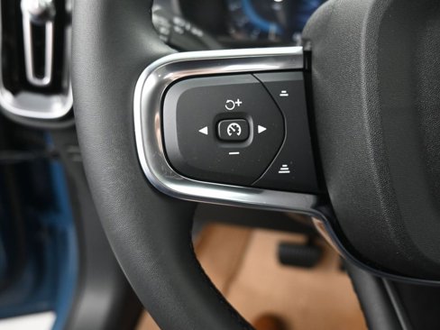 New 2025 Volvo XC40 B5 Core image 16
