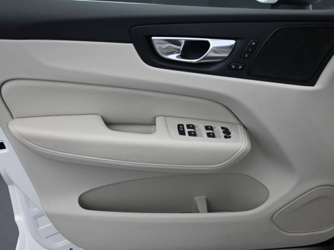 Certified 2023 Volvo XC60 B5 Ultimate w/ Protection Package Premier image 10