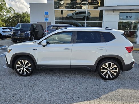 Certified 2024 Volkswagen Taos SE image 4