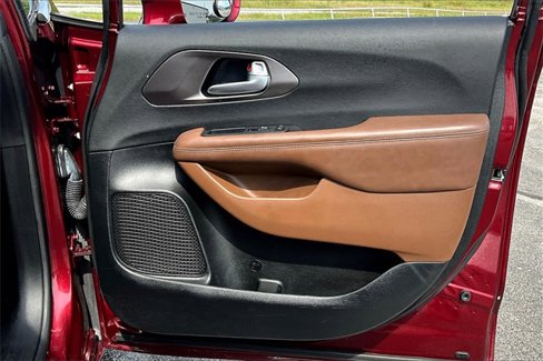 Used 2018 Chrysler Pacifica Limited image 29