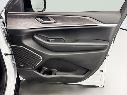 Used 2022 Jeep Grand Cherokee Limited image 24