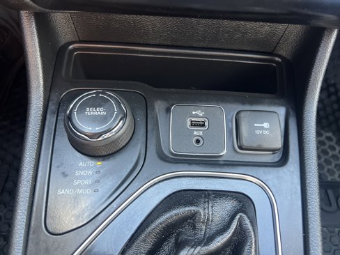 Certified 2019 Jeep Cherokee Limited image 35