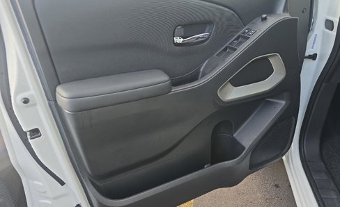 Used 2024 Nissan Frontier SV w/ SV Convenience Package image 8